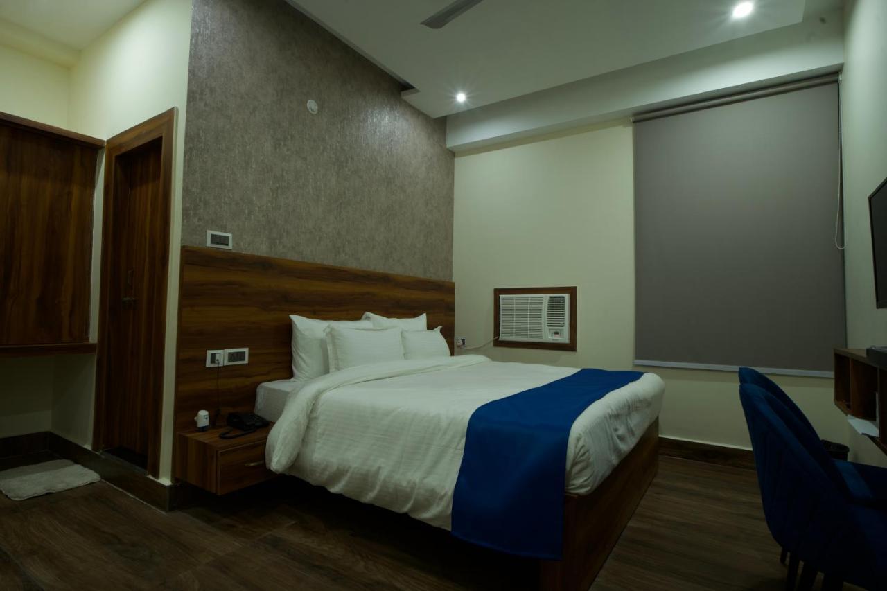 Отель Dolphin Club Chinhat Экстерьер фото